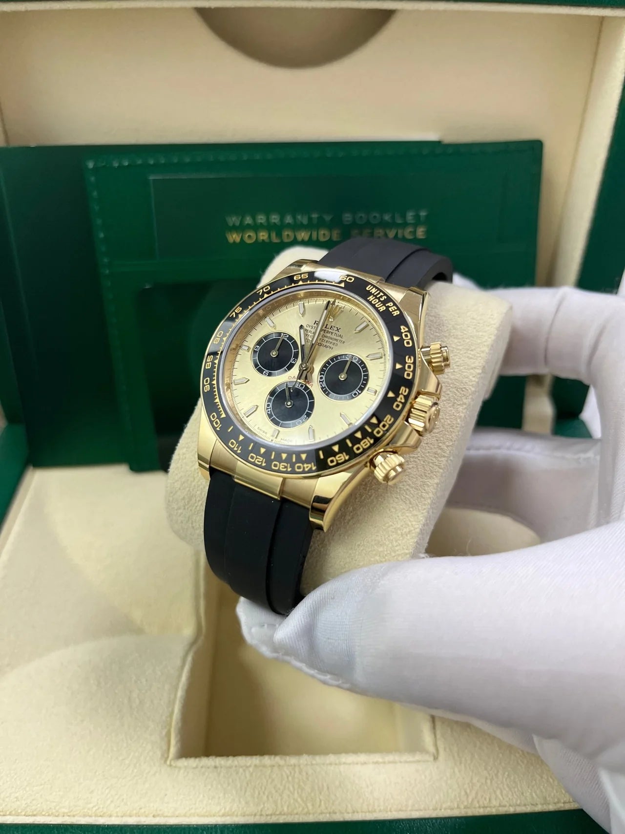 Rolex Daytona Yellow Gold black