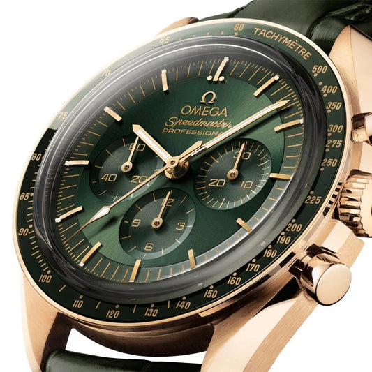 Omega Speedmaster Moonwatch Co‑Axial Master Chronometer en or Moonshine cadran vert bracelet cuir 42 mm