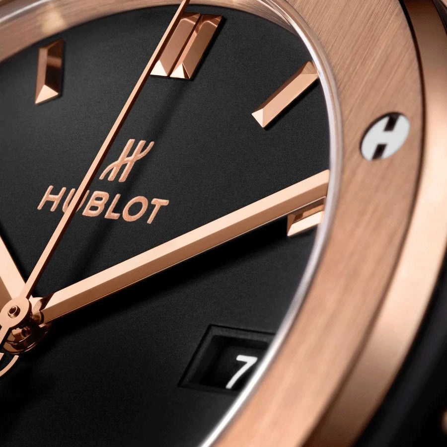 Montre Hublot Classic Fusion King Gold automatique cadran noir bracelet caoutchouc noir 42 mm