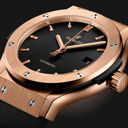 Montre Hublot Classic Fusion King Gold automatique cadran noir bracelet caoutchouc noir 42 mm